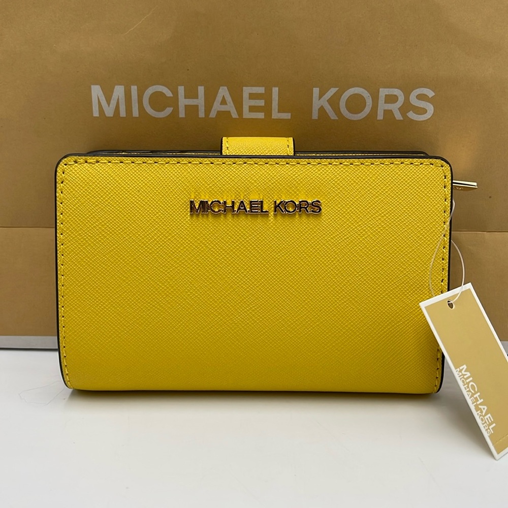 Michael Kors Medium Crossgrain Leather Wallet
COLOR GOLDEN YELLOW
NWT